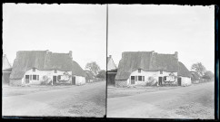 Chaumière normande au bord d'un chemin.