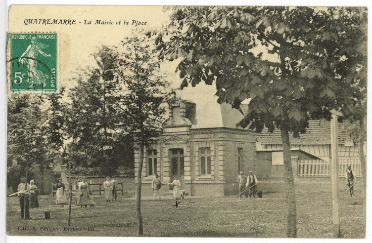 Quatremare. La Mairie et la Place.