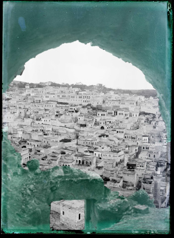 Ville de Biredjik (Turquie) vue d'une fenêtre de la forteresse (notice PA).