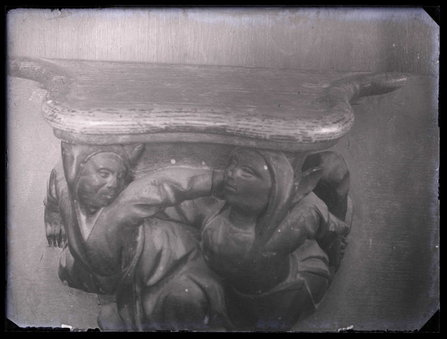 Église de Sainte-Marthe (Eure), miséricorde de stalles représentant un homme et une femme.
