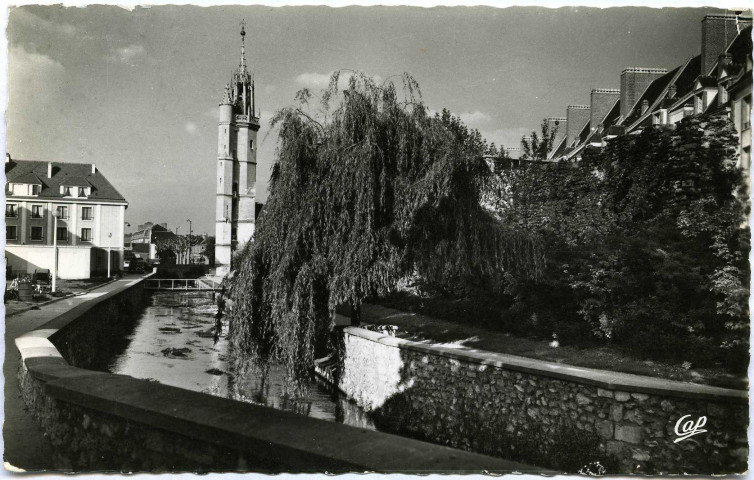 Evreux-Ville. Promenades de l'Iton et le Beffroi.