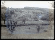 Vue sur le Prieuré de Rosay-sur-Lieure (Eure) depuis un verger en fleurs.