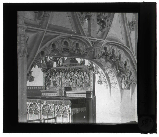 Église de Louye (Eure), arcade flamboyante du chœur et retable "Dormition de la Vierge".
