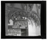 Église de Louye (Eure), arcade flamboyante du chœur et retable "Dormition de la Vierge".