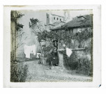 Femmes posant devant une maison dans les ruelles d'un village des environs de Lourdes (Hautes-Pyrénées).