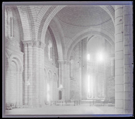 Nef et choeur de l'église de l'ancienne abbaye royale de Fontevrault à Fontevraud-l'Abbaye (Maine-et-Loire).