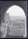 Vue du château d'Ourfa (Turquie) à travers une porte de l'édifice.
