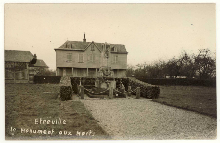 Étréville. Le Monument aux Morts.