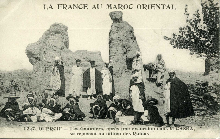 GUERCIF - Les Goumiers, après une excursion dans la CASBA, se reposent au milieu des ruines
