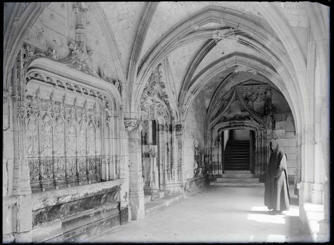 Cloître et porte de sortie en accolade de l'abbaye Notre-Dame de Fontenelle de Saint-Wandrille-Rançon (Seine-Maritime).