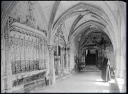 Cloître et porte de sortie en accolade de l'abbaye Notre-Dame de Fontenelle de Saint-Wandrille-Rançon (Seine-Maritime).