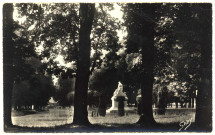 Conches-en-Ouche. Le Parc et le Monument aux Morts.