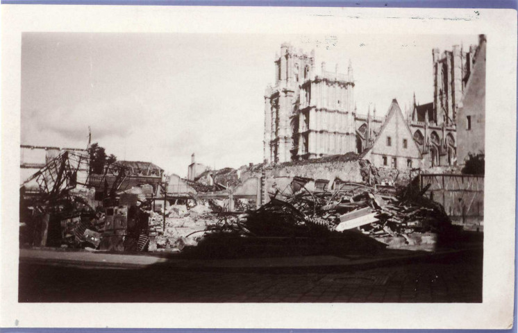 Evreux-Ville. Vue sur la Cathédrale après les bombardements de 1940.