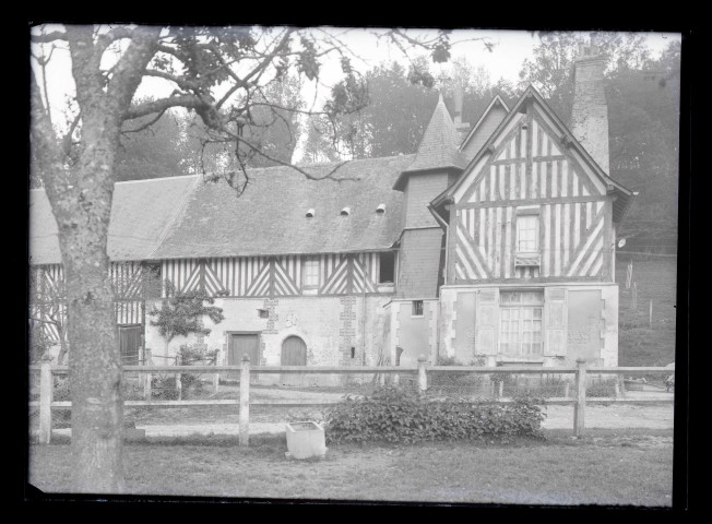 Manoir des environs de Fierville-les-Parcs (Calvados).