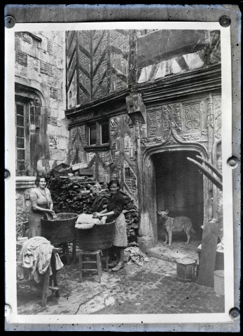 Femmes à la lessive dans la cour de la maison d'Henri IV de Caudebec-en-Caux (Seine-Maritime).