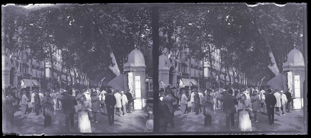 Foule massée sur la place d'une ville occidentale.