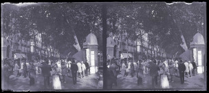 Foule massée sur la place d'une ville occidentale.