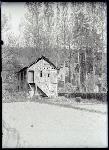 Grange à étage à pans de bois.