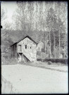 Grange à étage à pans de bois.