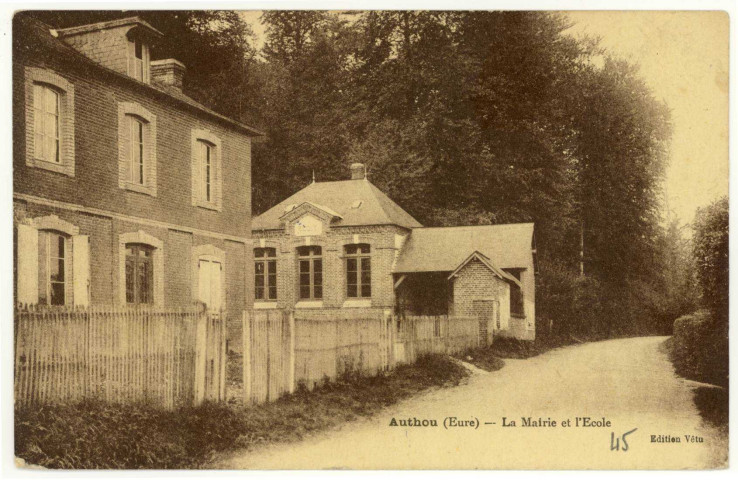 Authou. La Mairie et l'Ecole.