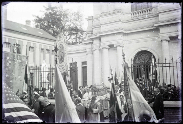 Procession en l'honneur de la béatification de Sainte-Thérèse de Lisieux à Lisieux (Calvados).
