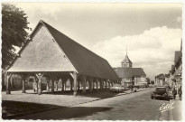 Ferrière-sur-Risle (La). Place des Halles (XIVe s. ).