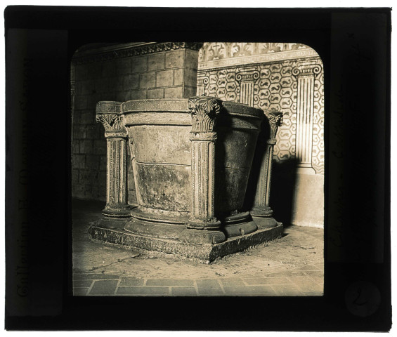 Cathédrale Notre-Dame de Chartres (Eure-et-Loir), crypte côté sud, fonts baptismaux, cuve.