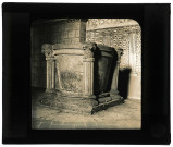 Cathédrale Notre-Dame de Chartres (Eure-et-Loir), crypte côté sud, fonts baptismaux, cuve.