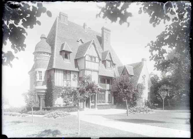 Vue d'ensemble du manoir « le Val fleuri » appartenant à M. Gallier.