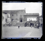 Femmes et enfants sur une place d'une ville de Sicile (Italie).