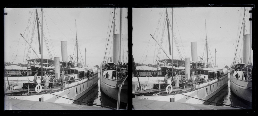 Voiliers amarrés dans un port.
