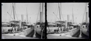 Voiliers amarrés dans un port.