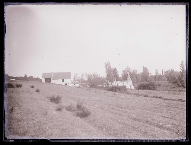 Vue générale sur la campagne et des habitations.