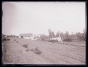 Vue générale sur la campagne et des habitations.