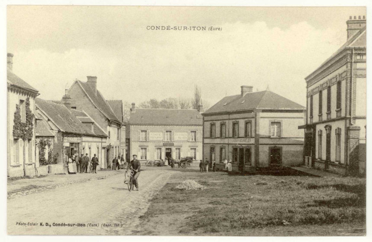 Condé-sur-Iton. Rue Principale.