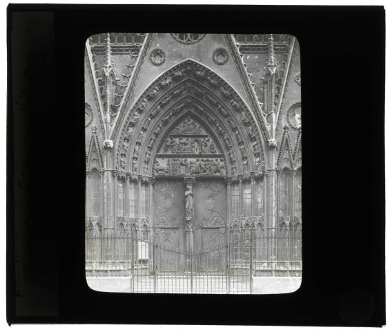 Cathédrale Notre-Dame de Paris, porte du cloître nord.
