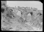 Caravaniers sur un pont en pierre (aqueduc d'Antioche (Turquie) notice PA).