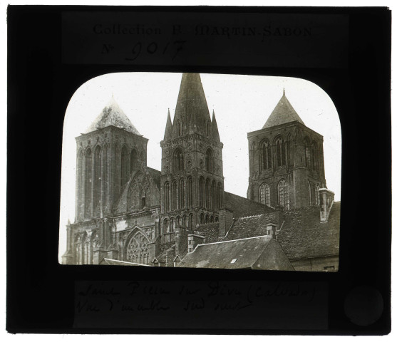 Église abbatiale Notre-Dame de l'abbaye de Saint-Pierre-sur-Dives (Calvados), côté sud-ouest.