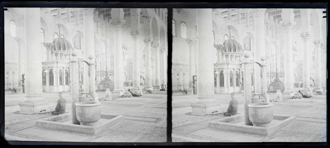 Intérieur de la grande mosquée de Damas (Syrie) et tombeau de Saint-Jean-Baptiste.