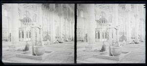 Intérieur de la grande mosquée de Damas (Syrie) et tombeau de Saint-Jean-Baptiste.