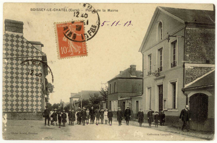 Boissey-le-Châtel. Place de la Mairie.