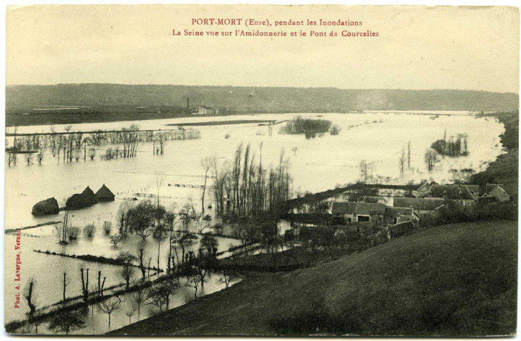 Port-Mort. Port-Mort, pendant les Inondations. - La Seine vue sur l'Amidonnerie et le Pont de Courcelles.
