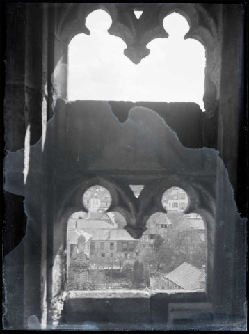 Vue à travers le fenestrage de l'église Notre-Dame de Caudebec-en-Caux (Seine-Maritime).