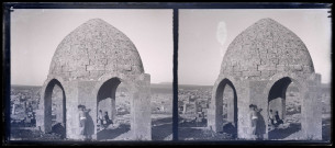 Ville vue d'un des mausolées du cimetière turc d'Ourfa (Turquie) (notice PA).