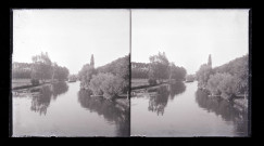 Fleuve traversant la campagne normande avec deux jeunes gens à bord d'une barque à font plat.