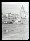 Bateaux de pêche au port à marée basse et tour de la Grosse-Horloge de La Rochelle (Charente-Maritime).