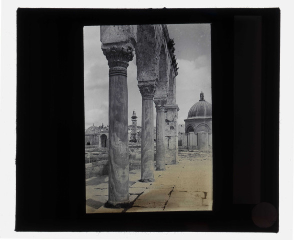 Ruines et vestiges d'un temple et minaret.
