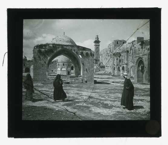 Mausolée, mirhab et minaret.
