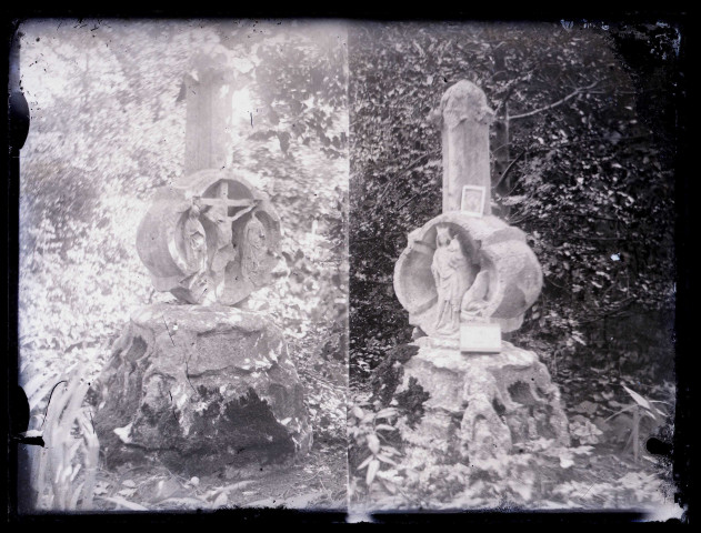Calvaires représentant la crucifixion et la Vierge à l'enfant.