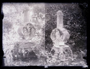 Calvaires représentant la crucifixion et la Vierge à l'enfant.